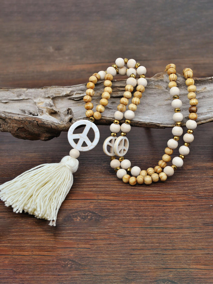 Handgefertigte lange Halskette mit Holzperlen, Quaste und Friedensanhänger