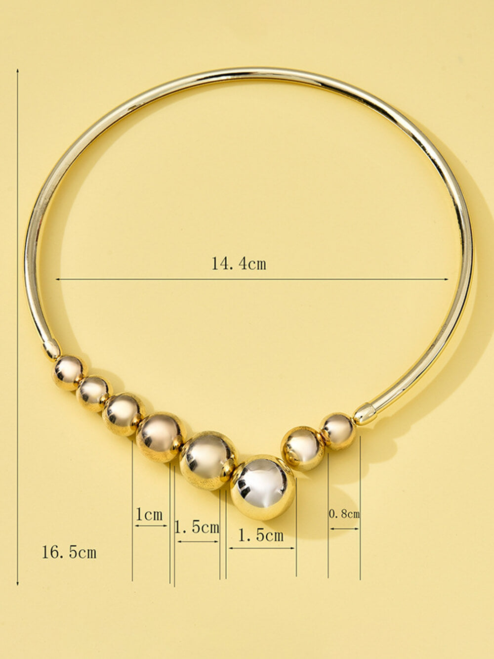 Squisita collana con piccole perle dorate e catena a clavicola aperta