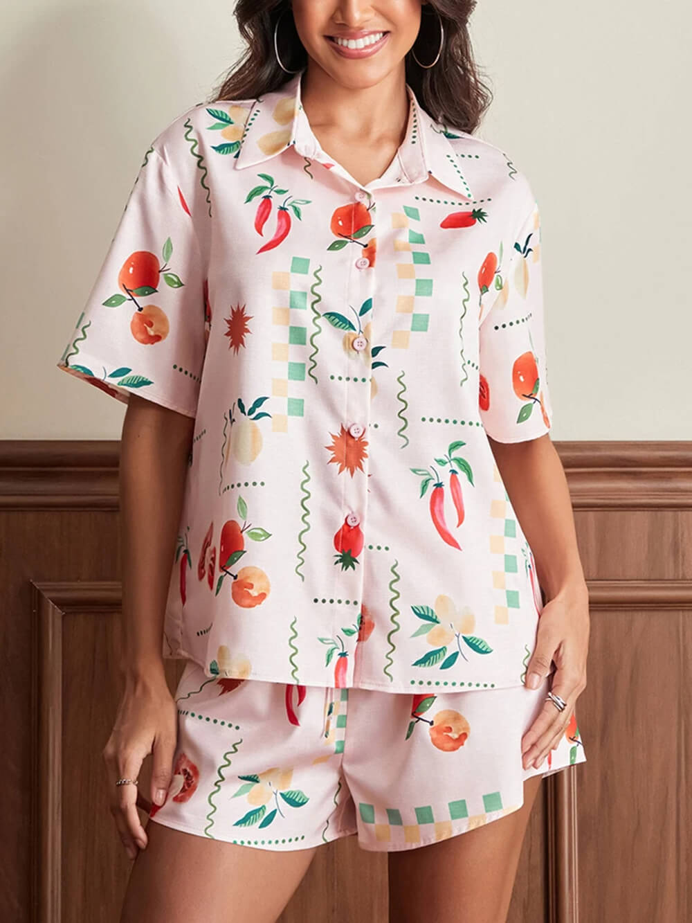 Løst pyjamassæt med blomsterprint