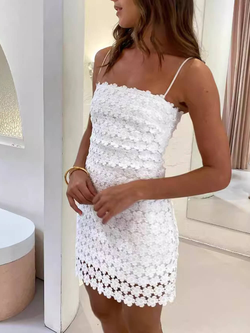 Mini vestido sexy de verão com suspensório e renda vazada