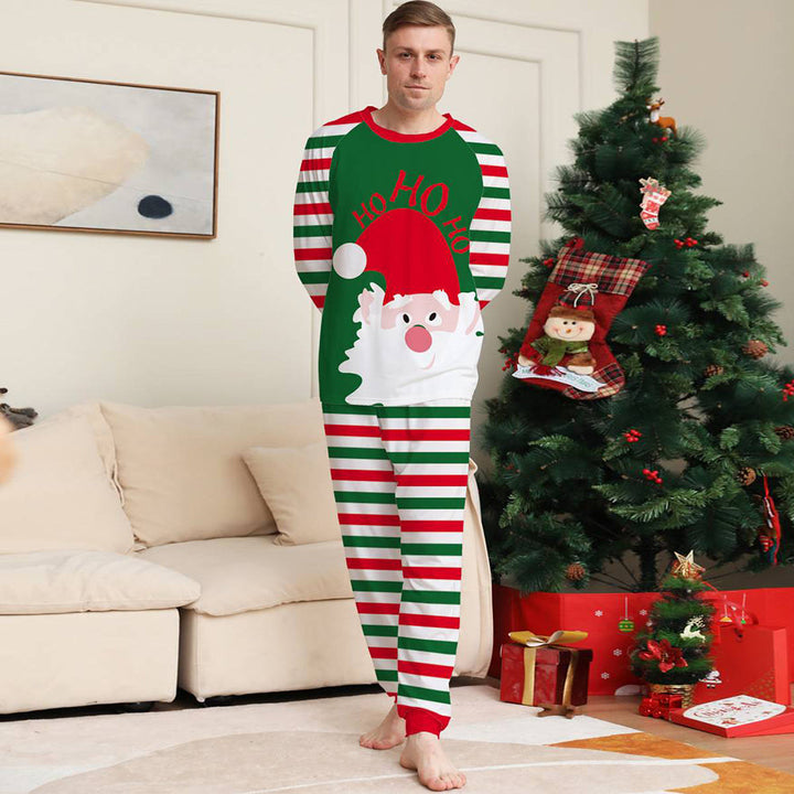 Julefamilie matchende pyjamassett med grønne og røde striper
