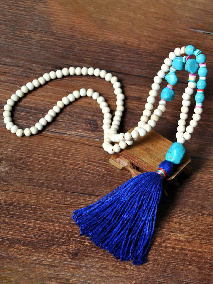 Handgefertigte lange Halskette mit Holzperlen, Quaste und Friedensanhänger