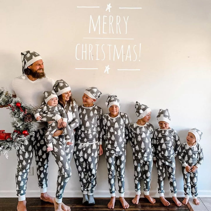 ชุดนอนเข้าชุดกันสำหรับครอบครัวพิมพ์ลายต้นคริสต์มาสสีเทาและสีขาว