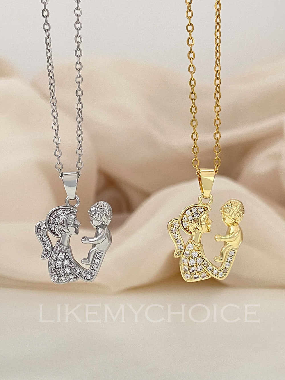 Micro-incrusted Zirconia Mother and Child Embrace Pendant nyckelbenskedja