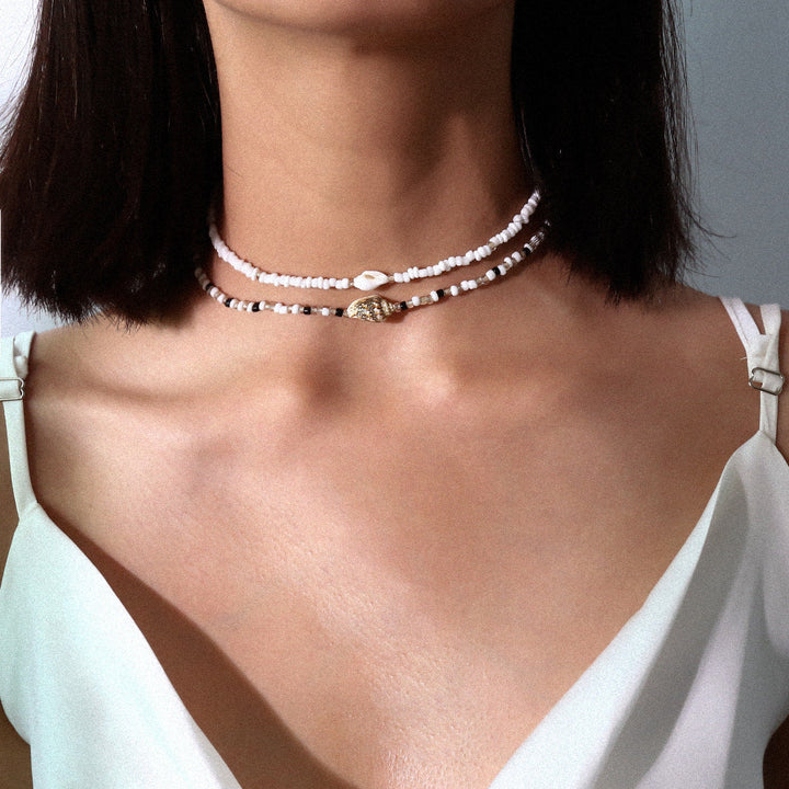 Elegantní vícevrstvý náhrdelník se smíšenými korálky a mušlemi: Ručně vyrobený krátký obojek pro elegantní vzhled