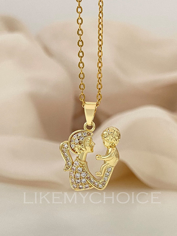 Micro-incrusted Zirconia Mother and Child Embrace Pendant nyckelbenskedja