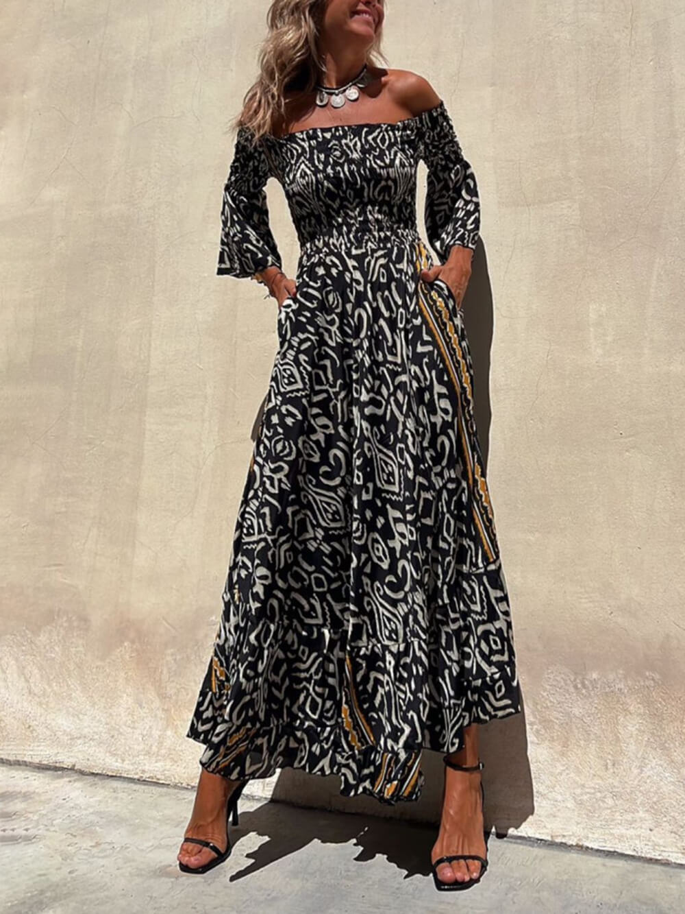 Czarna sukienka maxi z odkrytymi ramionami i nadrukiem