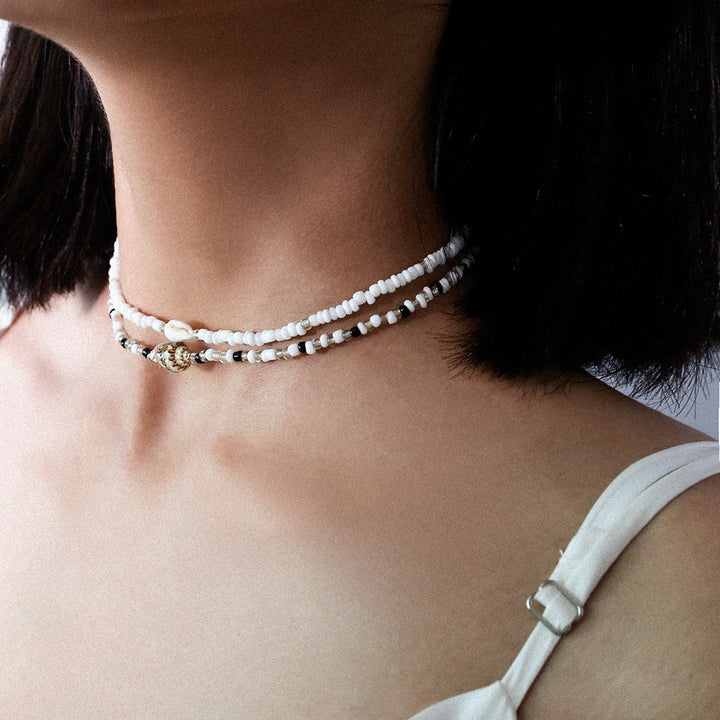 Elegantní vícevrstvý náhrdelník se smíšenými korálky a mušlemi: Ručně vyrobený krátký obojek pro elegantní vzhled