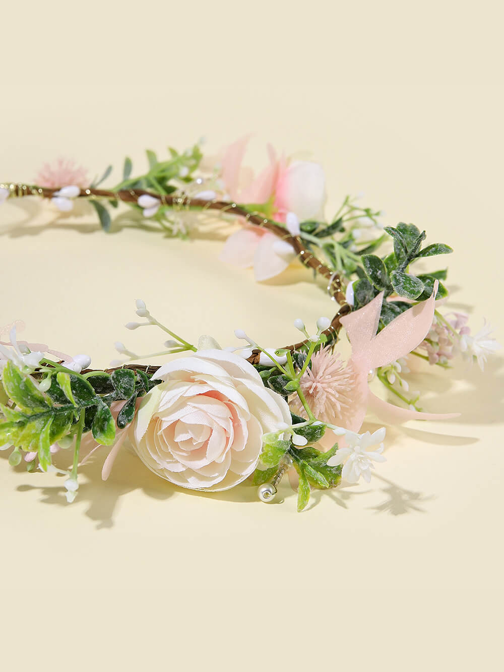 ดอกเบญจมาศสีชมพูดอกรักเร่และดอกกุหลาบสีขาว