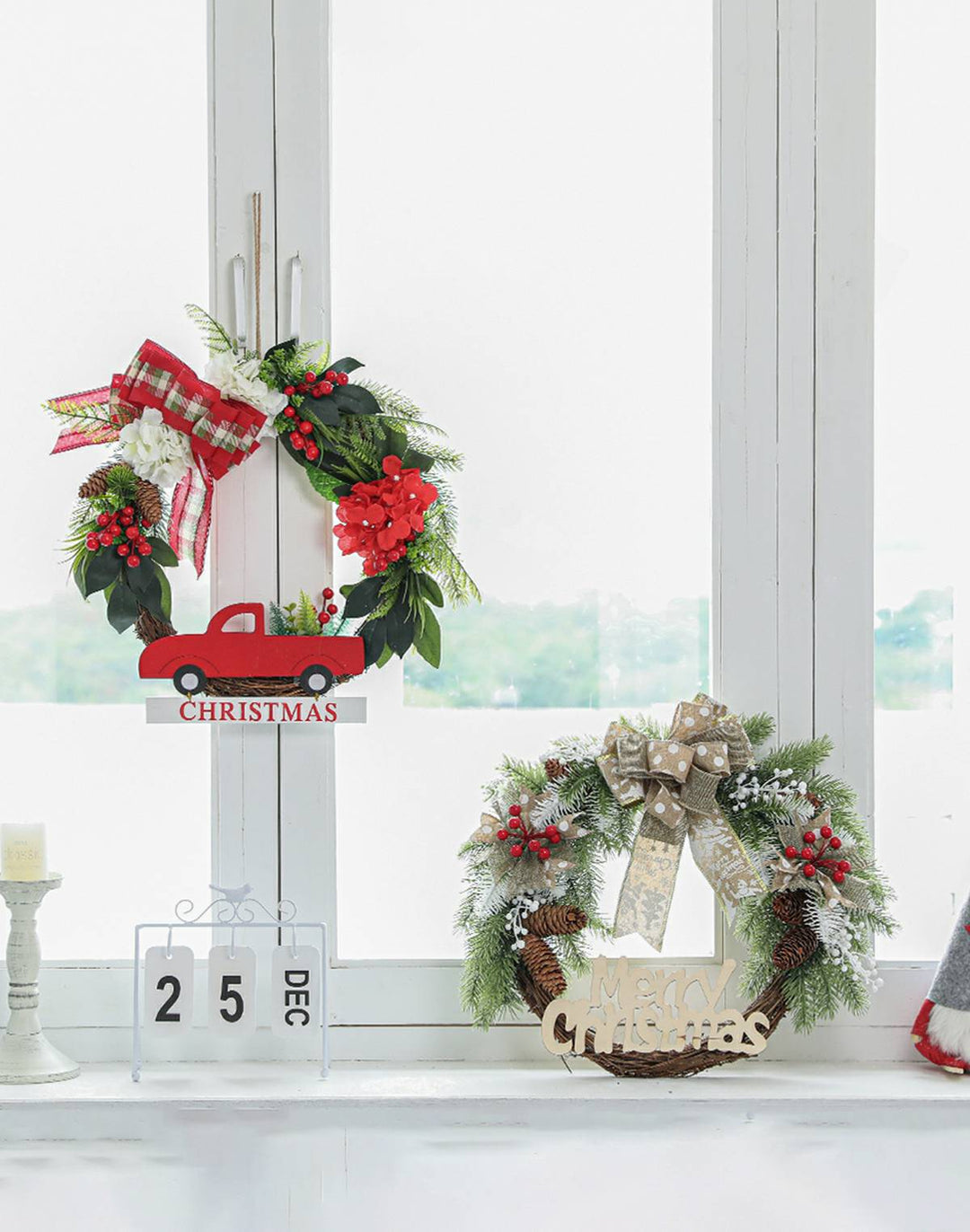 Decorazione natalizia festosa per porta finestra e ghirlanda di vite
