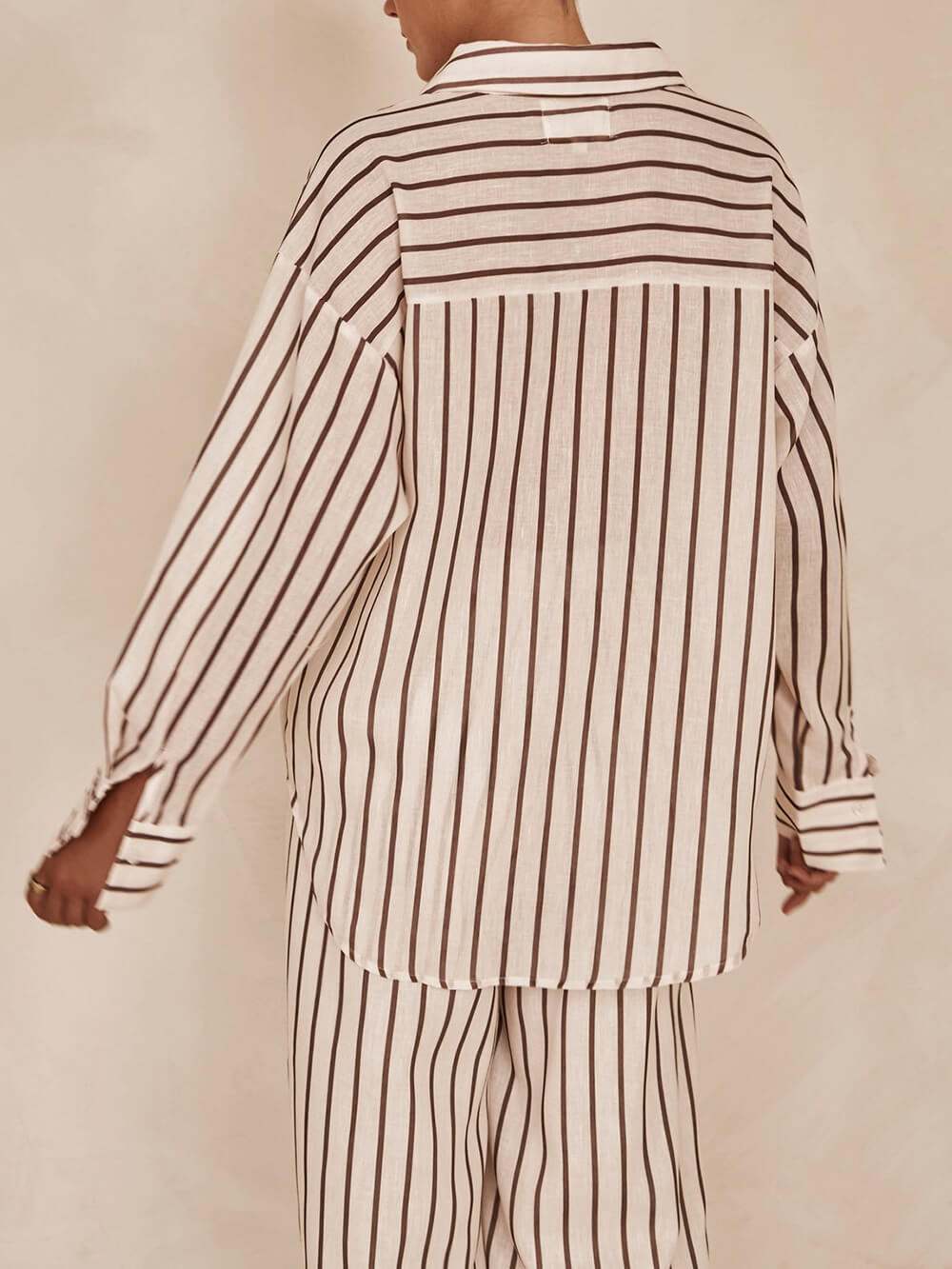 Traje informal holgado con camisa de patchwork a rayas y pantalón de pierna ancha