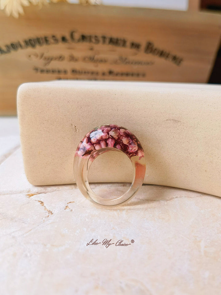 Handgefertigter Ring aus Kunstharz mit Intarsien aus getrockneten Blumen