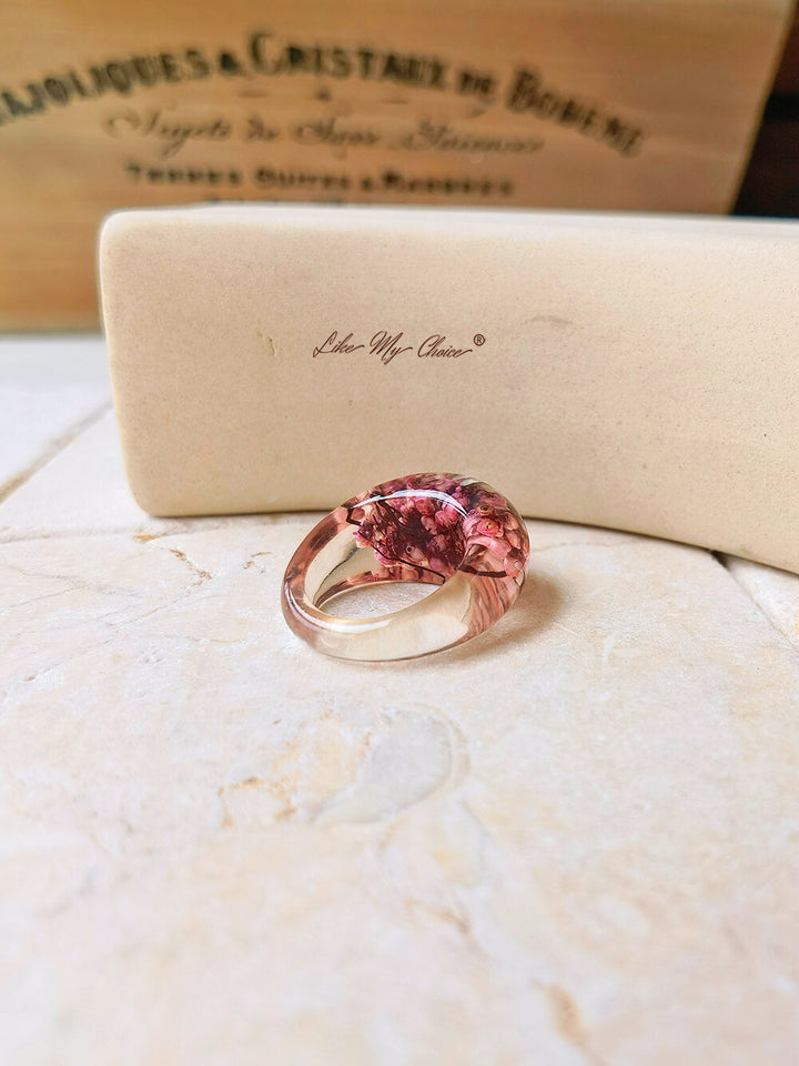 Handgefertigter Ring aus Kunstharz mit Intarsien aus getrockneten Blumen