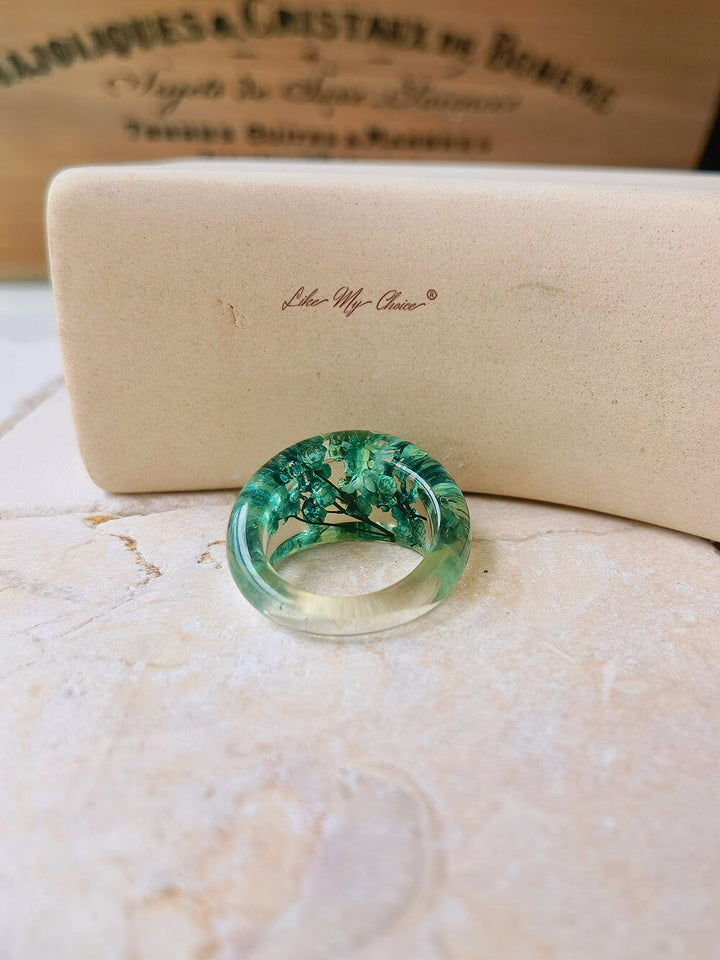 Prsten ze sušených květin se zelenými květy