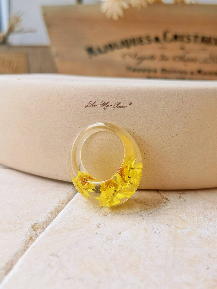 Ovaler Ring aus Kunstharz mit Gänseblümchen