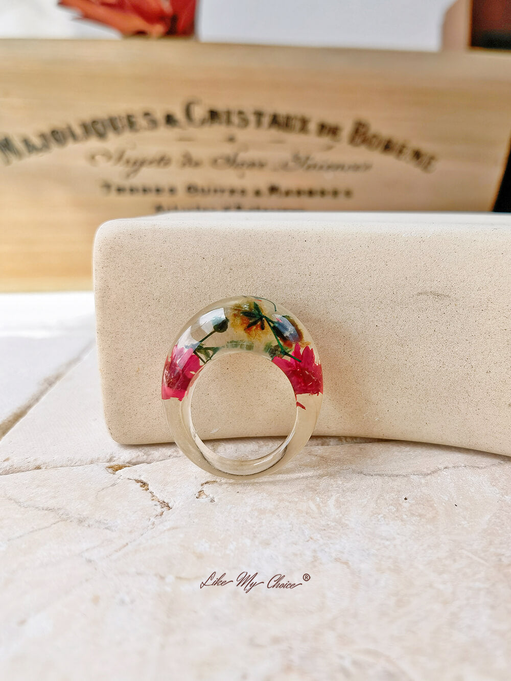 Anillo de resina ovalada margarita roja