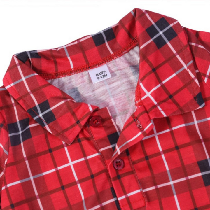 Joulunpunainen ruutukuvioinen paita vanhemmille lapsille -puku (lemmikkikoiran vaatteilla)