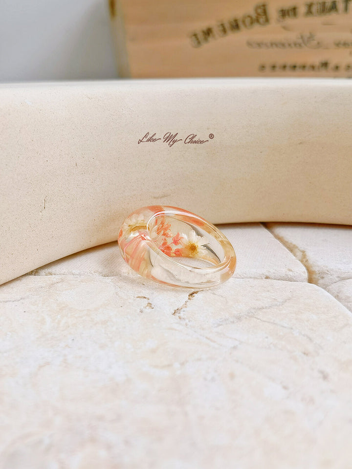 Ovaler Ring aus Kunstharz mit weißen Gänseblümchen