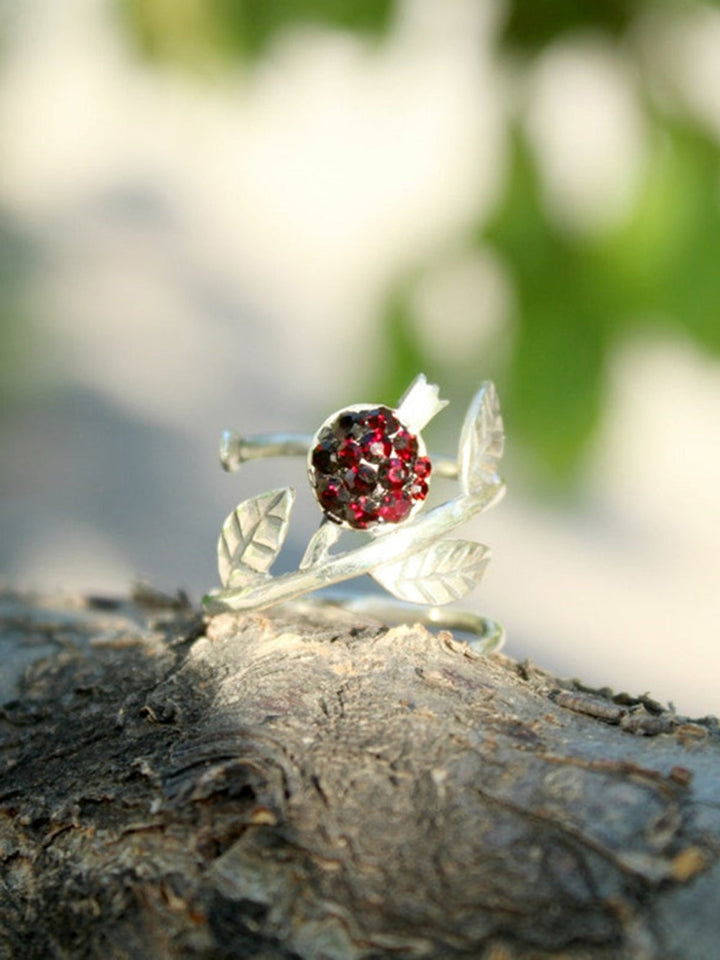 Královský prsten z granátového jablka stříbrného listu