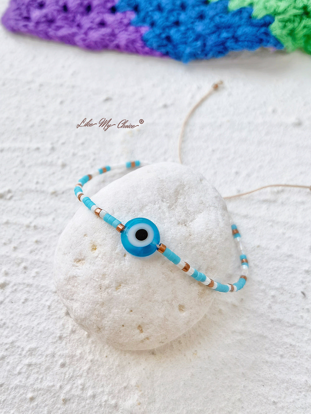 Justerbar snøring med perler i blått øye