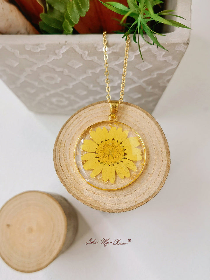 Collar de plantas de resina: colgante de crisantemo amarillo