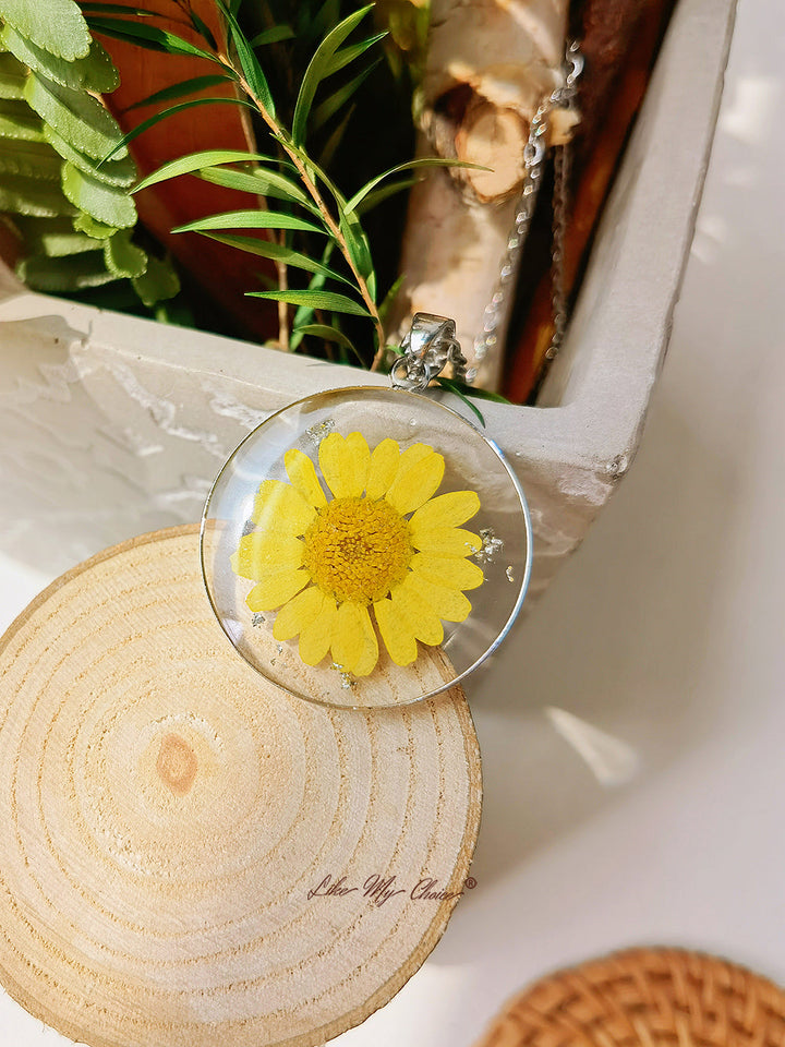 สร้อยคอพืชเรซิน: จี้ดอกเบญจมาศสีเหลือง