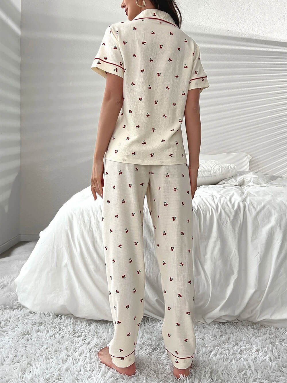 Pyjamassæt med kirsebærtryk, kontrastfarvet bluse og bukser