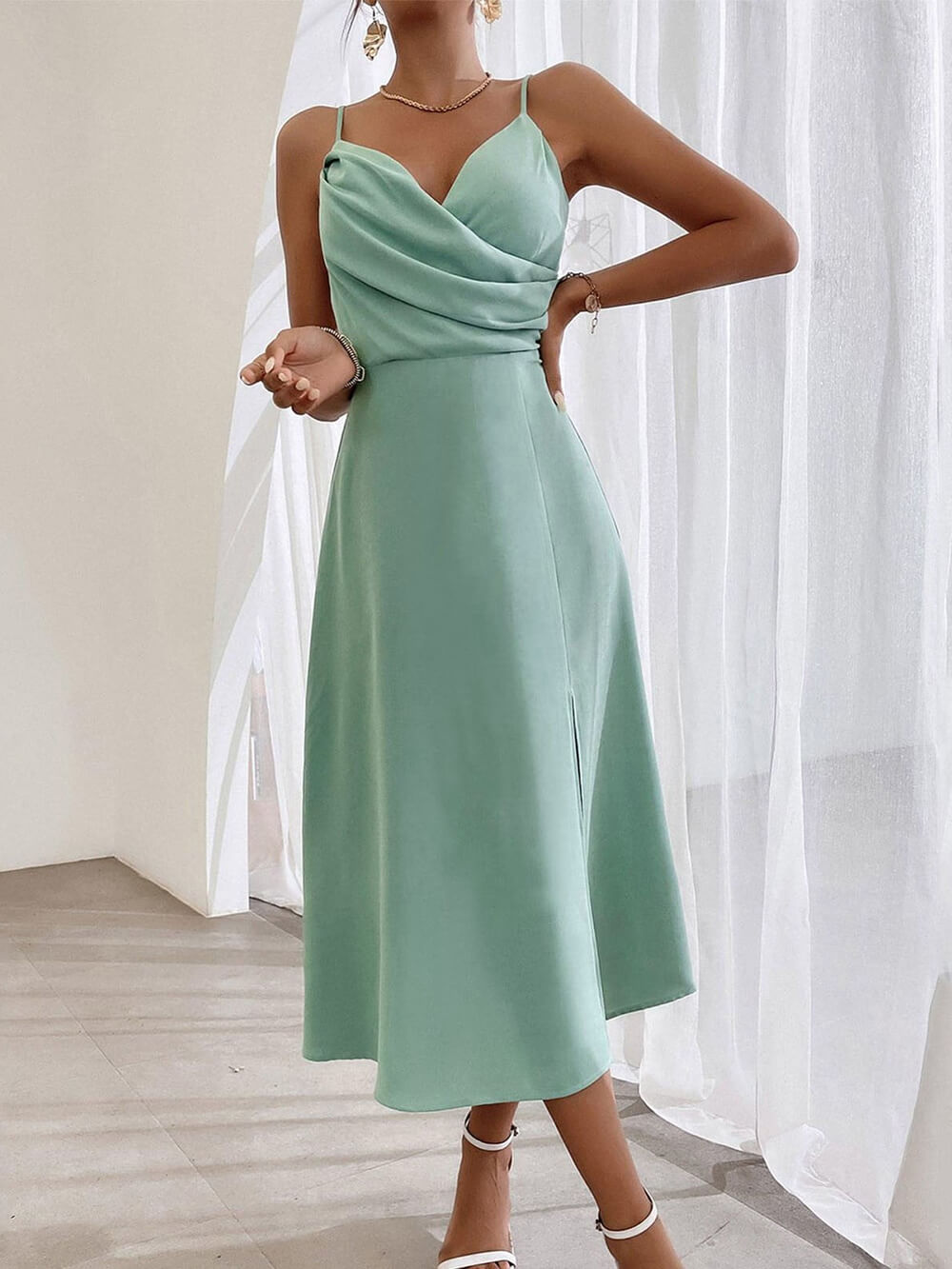 Elegantes Kleid mit Spaghettiträgern und plissierten Beinschlitzen