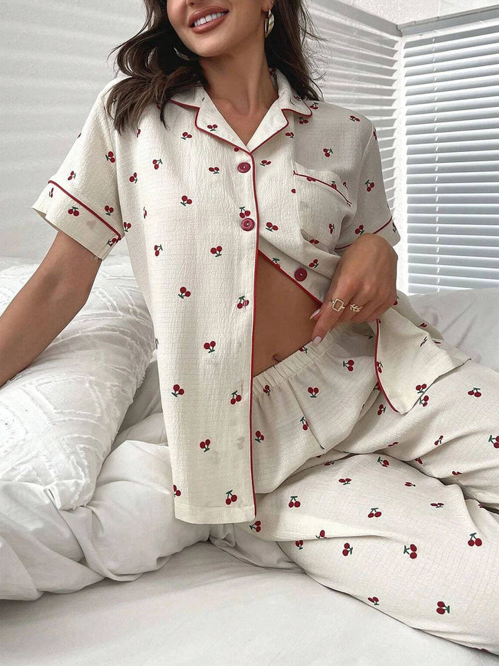Pyjamassæt med kirsebærtryk, kontrastfarvet bluse og bukser