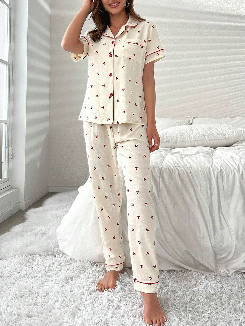 Pyjama-Set aus Bluse und Hose mit kontrastierenden Paspeln und Kirschmuster