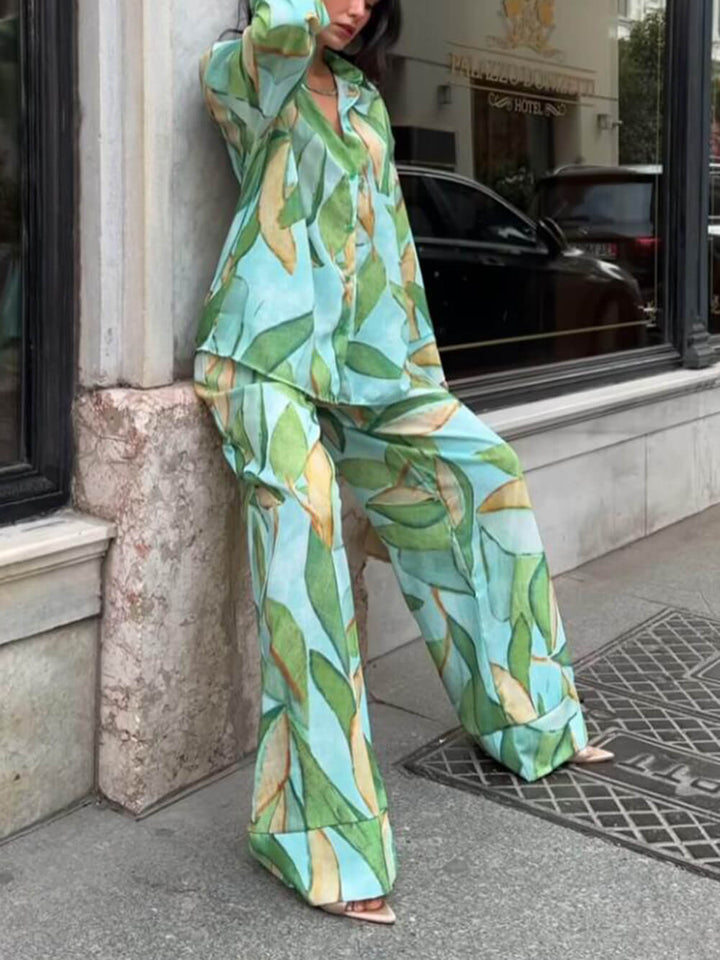 Prachtige unieke broek met wijde pijpen en elastische zakken met palmbladprint