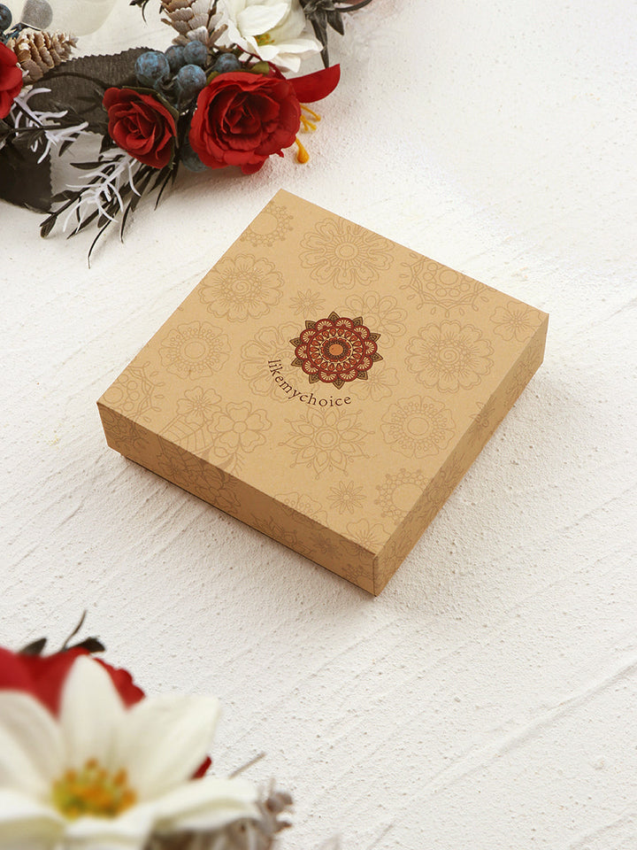 Malé čerstvé náušnice z krajky královny Anny ručně vyráběné ze sušených květin