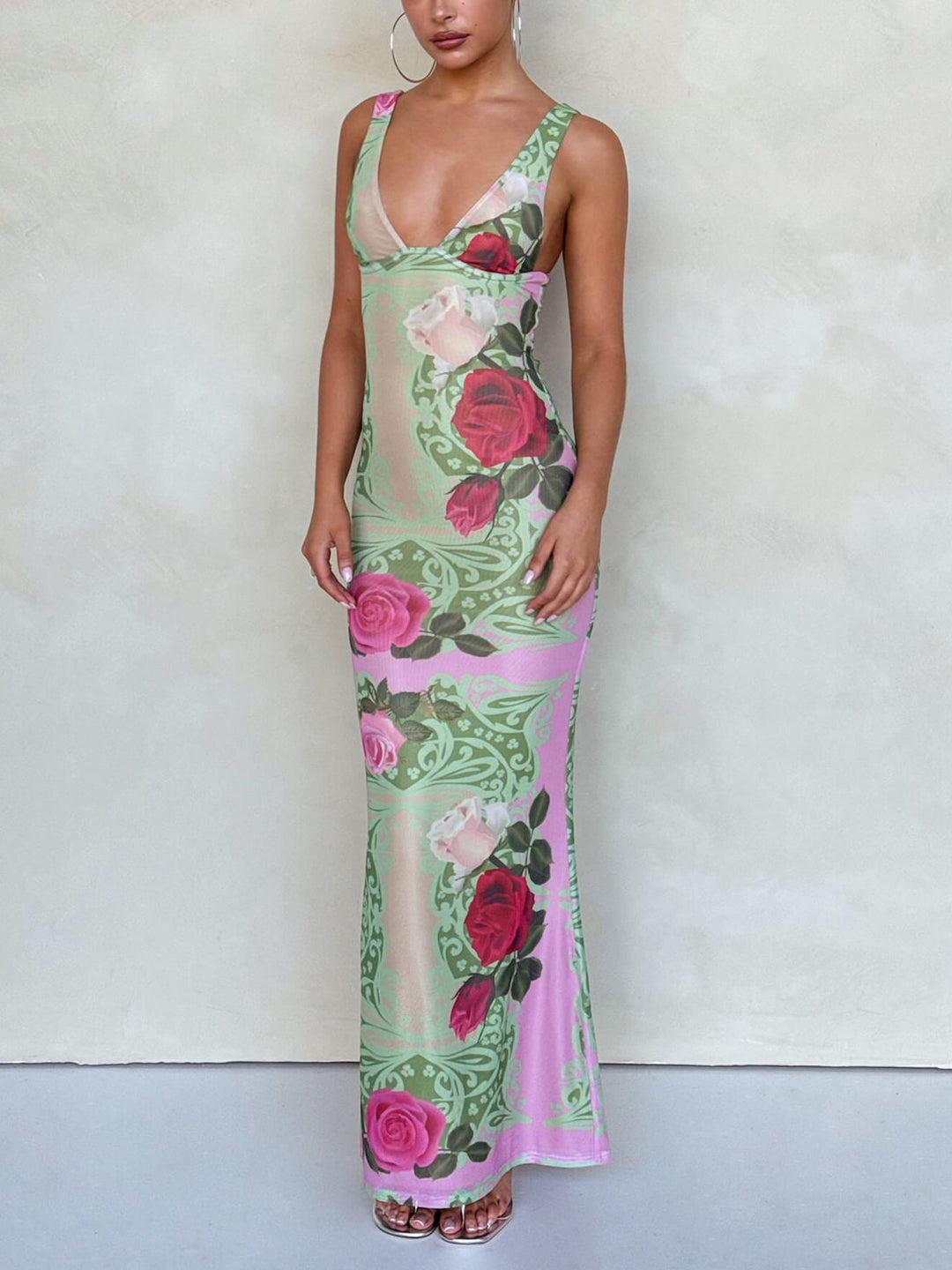 Sukienka maxi z kontrastowym nadrukiem w róże i dekoltem w szpic