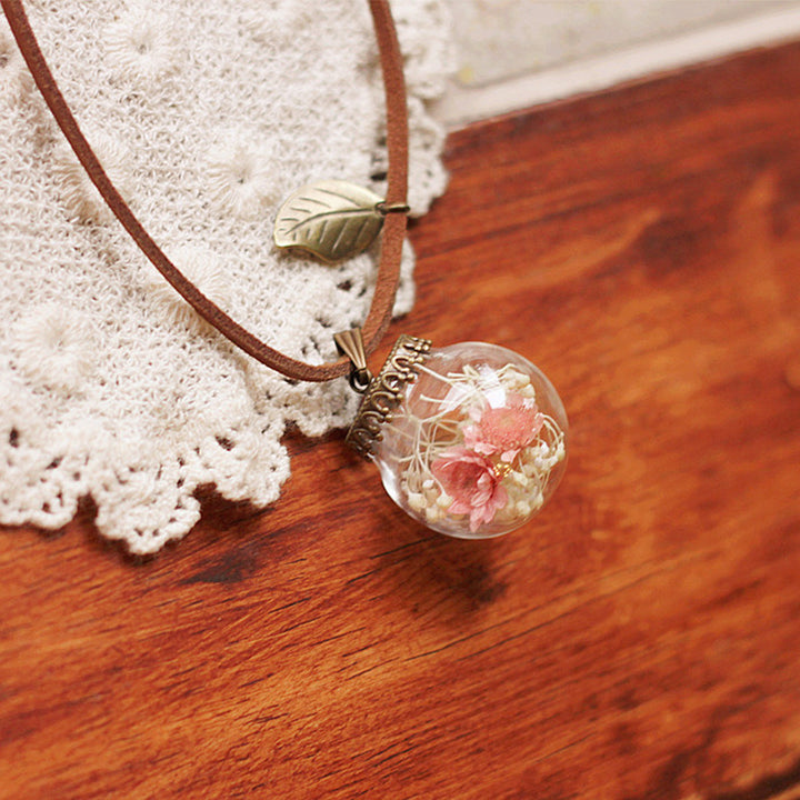 Zachovalý květinový náhrdelník Skleněný kryt Růžový přívěsek Gypsophila