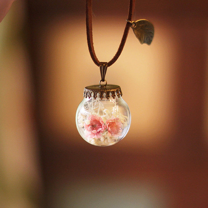 Zachovalý květinový náhrdelník Skleněný kryt Růžový přívěsek Gypsophila