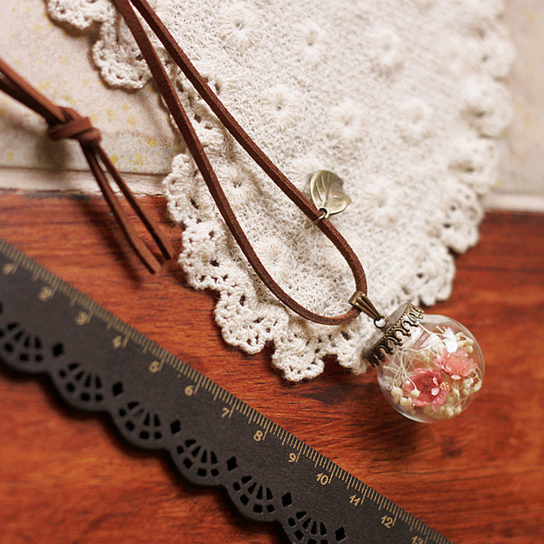 Konservierte Blumen-Halskette, Glasabdeckung, rosa Gypsophila-Anhänger