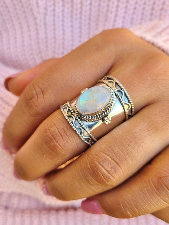 Anillo de onda de agua con piedra de luz de luna boho