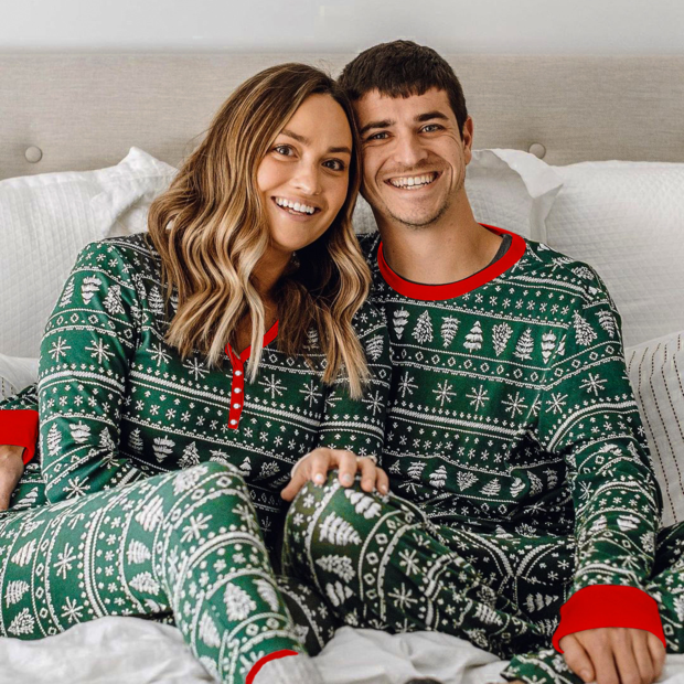 Passende Familien-Pyjama-Sets mit grünem Weihnachtsbaummuster