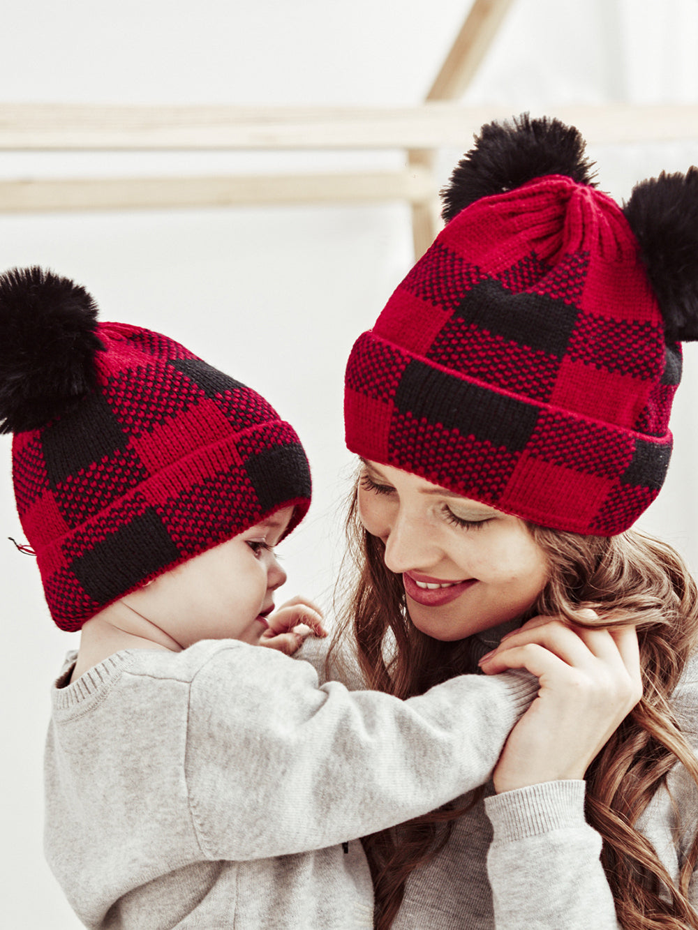 Cappello lavorato a maglia per mamma e bambino con palla di pelo di Natale