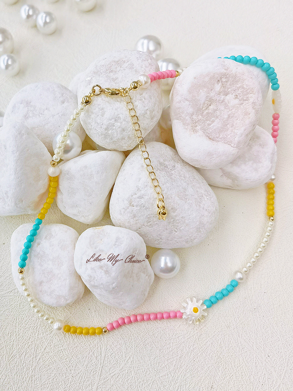 Handgefertigte bunte Perlenkette aus echten Perlen für den Sommer