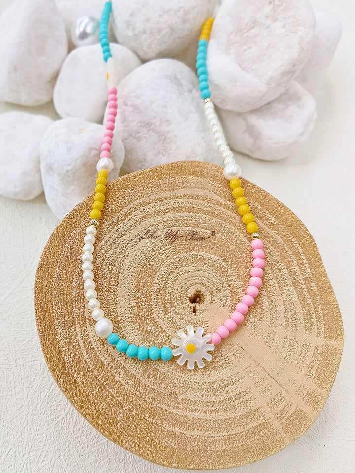 Handgefertigte bunte Perlenkette aus echten Perlen für den Sommer