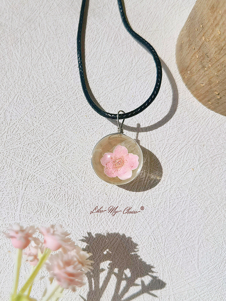 Okrągły naszyjnik z wisiorkiem w kształcie księżyca w pełni brzoskwiniowego kwiatu