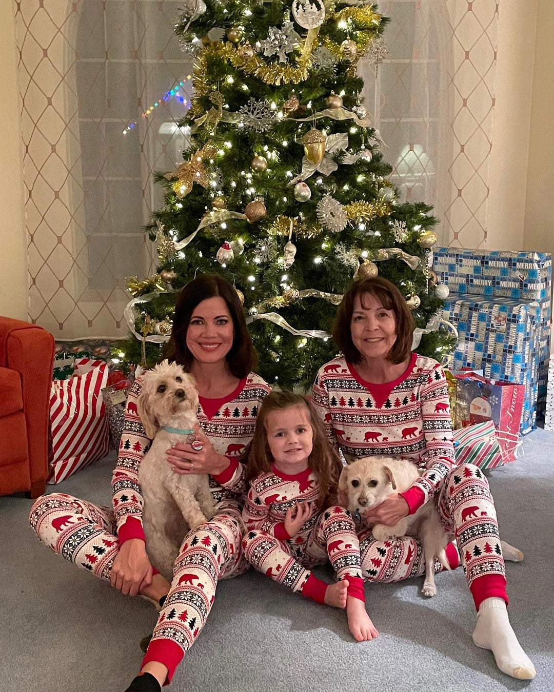 ชุดนอนเข้าชุดกันสำหรับครอบครัวลายต้นคริสต์มาสและหมีน่ารัก
