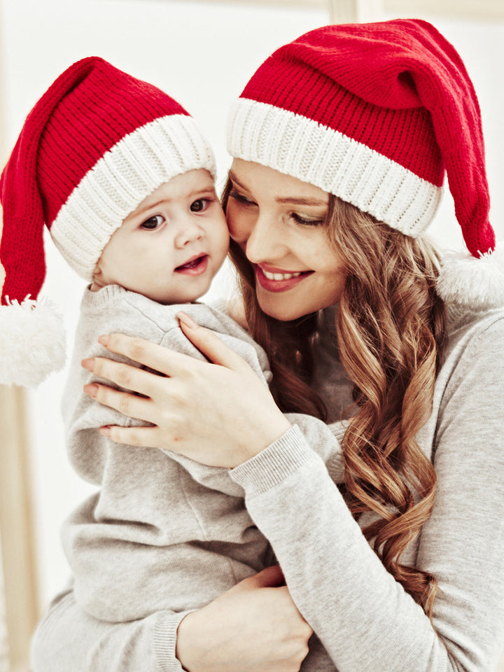 Gorro tejido para mamá y bebé con bola de piel navideña