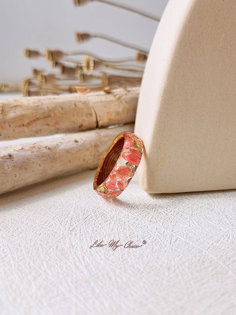 Handgefertigter Ring aus Kunstharz mit Intarsien aus getrockneten Blumen – Goldfolie