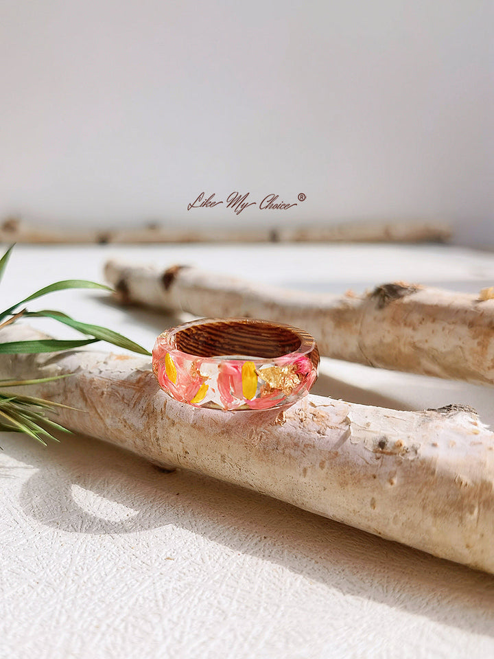 Ručně vyráběný pryskyřičný prsten vykládaný sušenými květinami-zlatá fólie červená