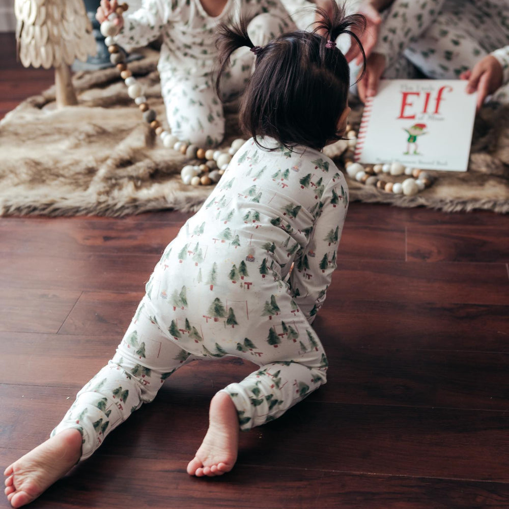 Hvidt lille juletræ familiematchende pyjamassæt (med kæledyrshundes Pj'er)