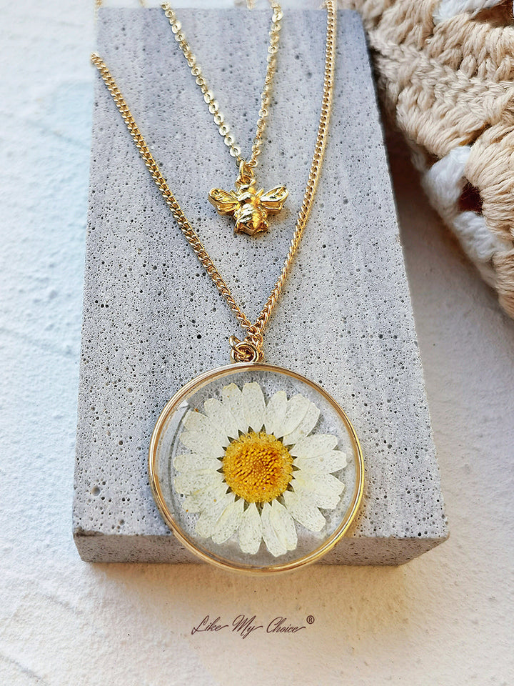 Halskette mit gepressten Blumen – natürliches Gänseblümchen und Biene