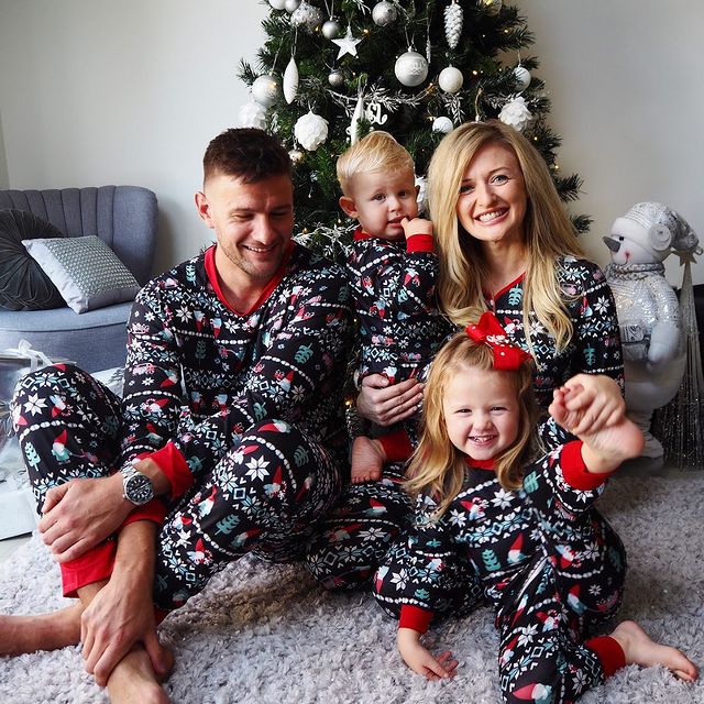Søt nisse- og snøfnuggtrykk familiematchende pyjamassett