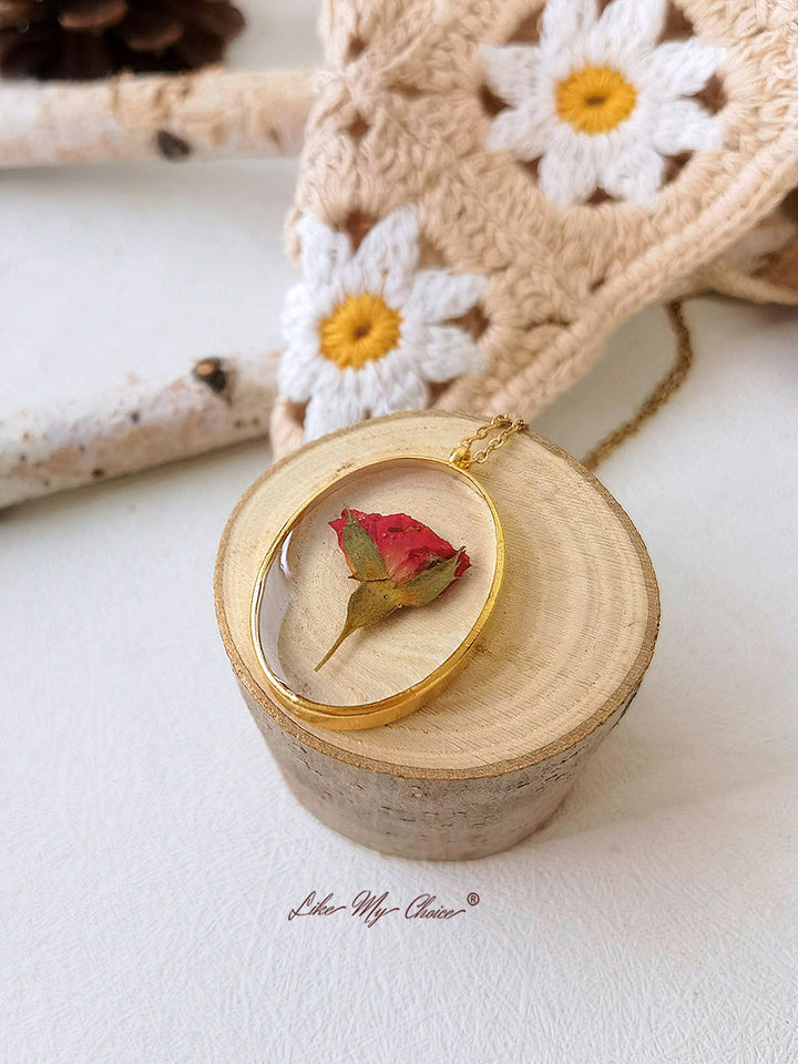 Delikatny, ręcznie wykonany złoty naszyjnik z pączków czerwonej róży